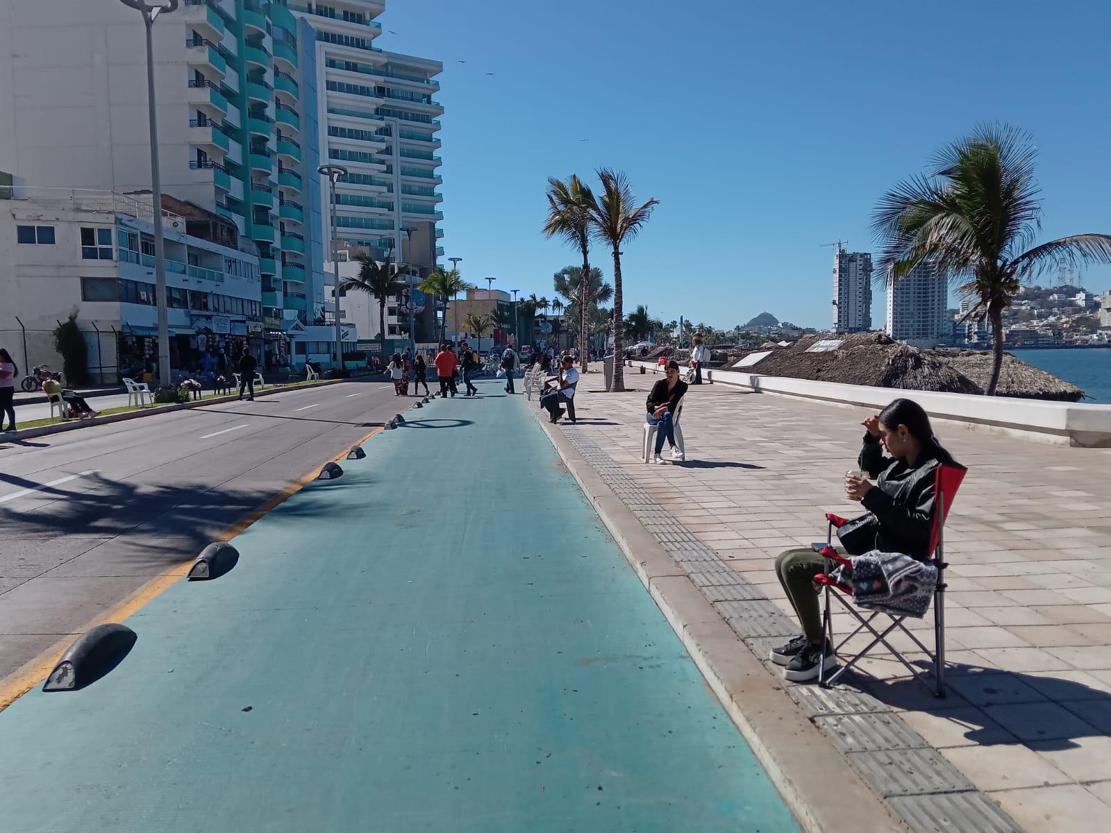 $!Cierran el malecón y colocan cientos de sillas para presenciar el primer desfile del Carnaval de Mazatlán