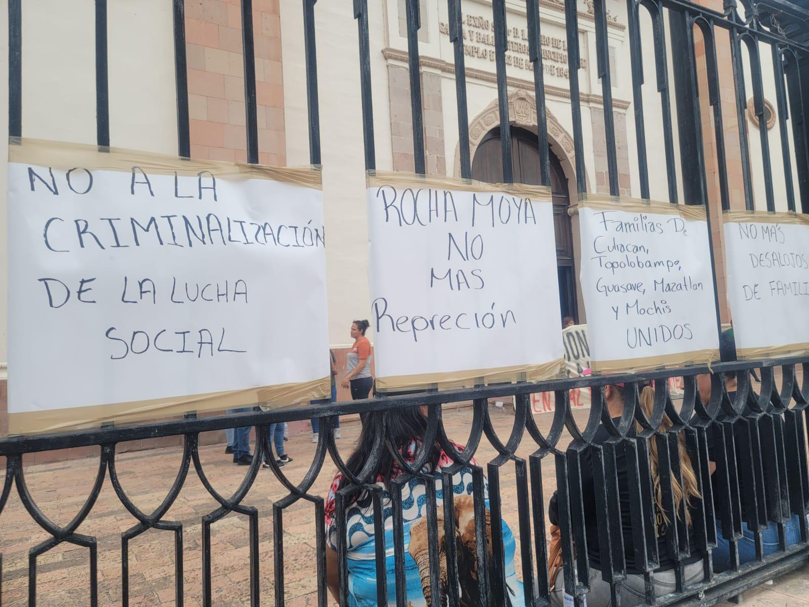 $!Llevan hasta la Catedral de Culiacán protesta por problemas de vivienda