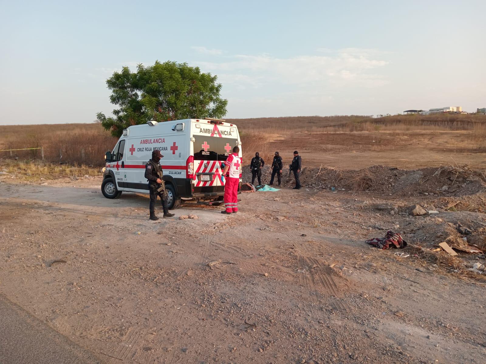 $!Dejan a dos asesinados sobre kilos de fentanilo en Culiacán