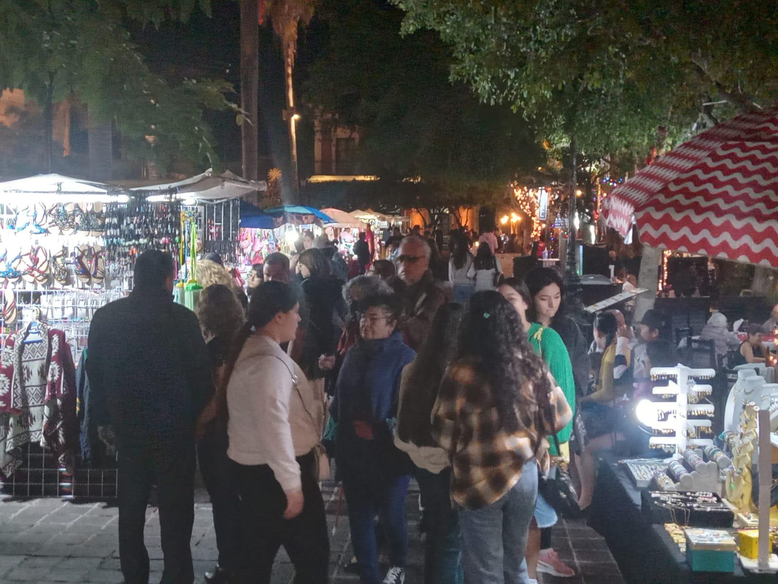 $!Tiene Mazatlán un día tranquilo; por la noche se aviva el puerto