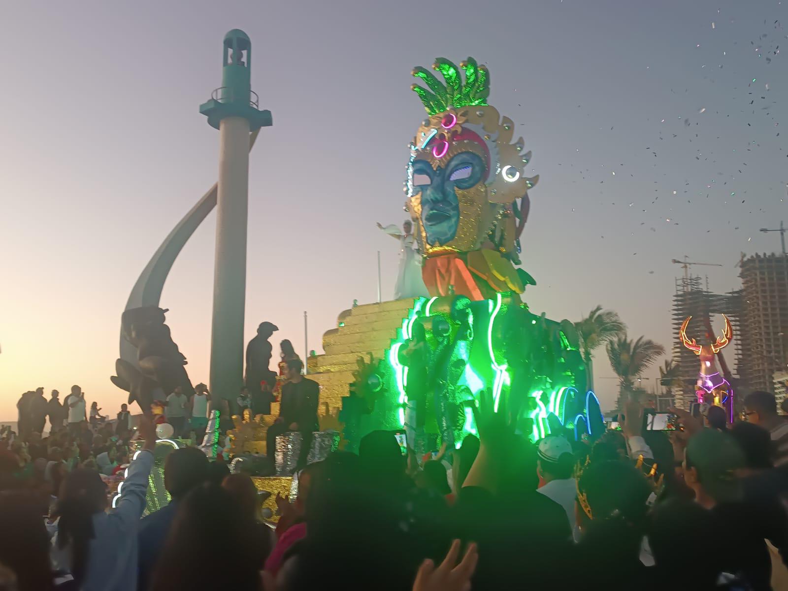 $!El Carnaval de Mazatlán 2025 ilumina Playa Norte con su segundo desfile