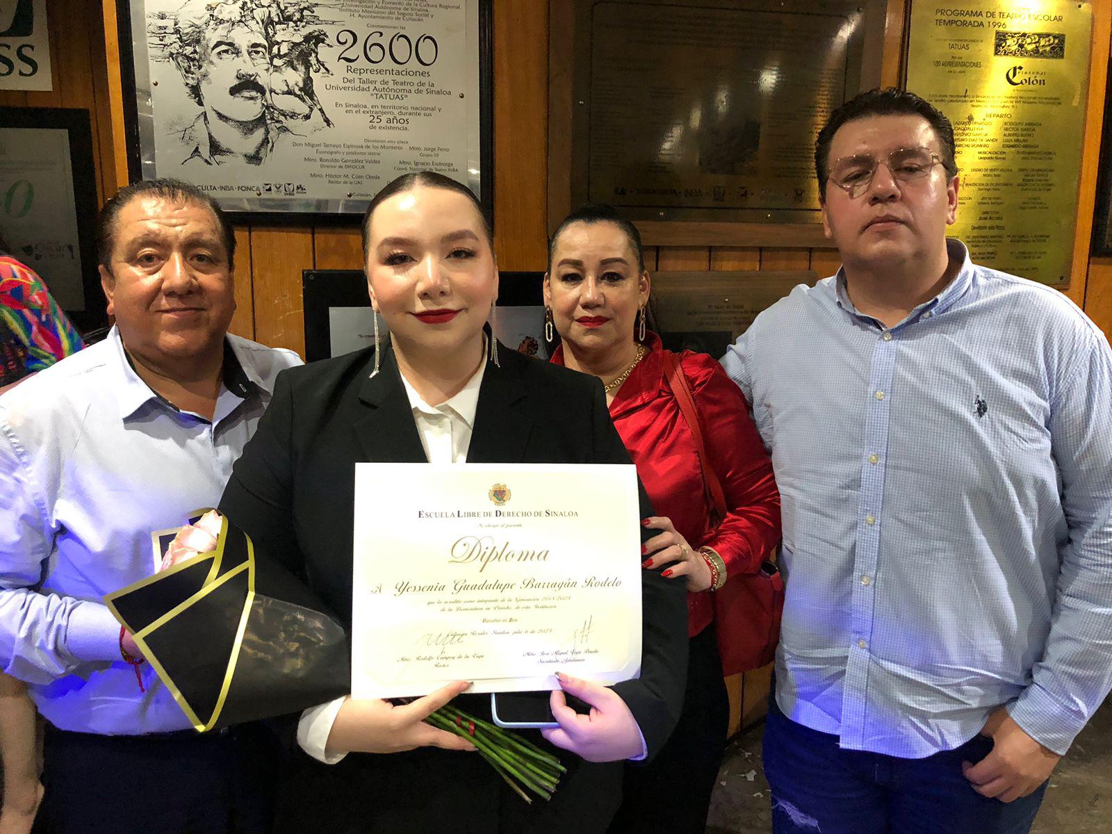 $!Yessenia Guadalupe Barragán Rodelo con sus padres César Barragán y María Rodelo y su hermano César Barragán Rodelo.