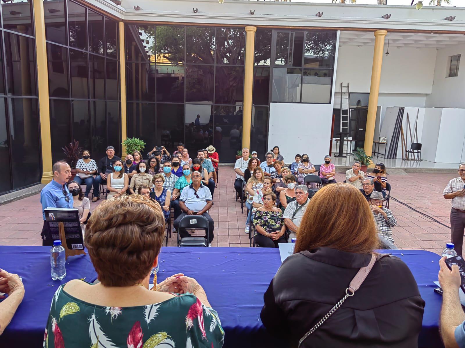 $!Amigos y familiares acompañaron a la escritora esa tarde.