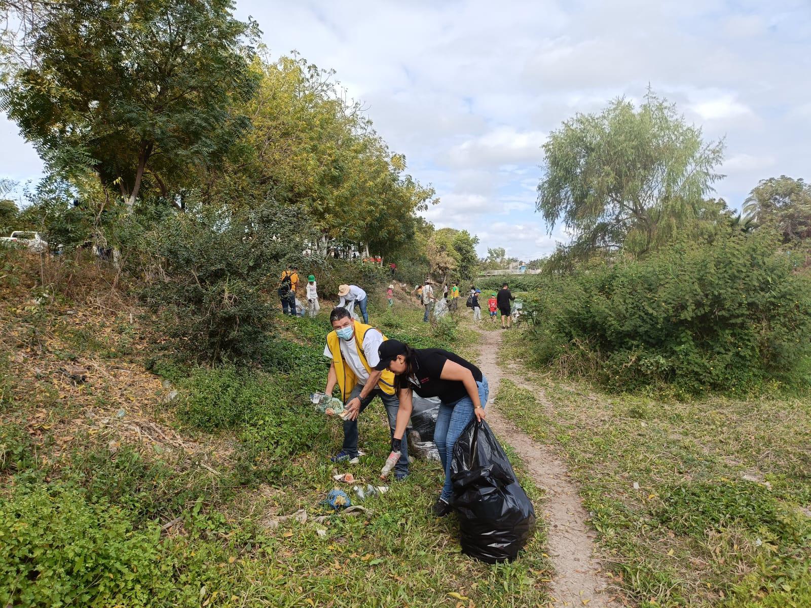 $!Realizan brigada de limpieza y conservación en el arroyo Juana Gómez de Escuinapa