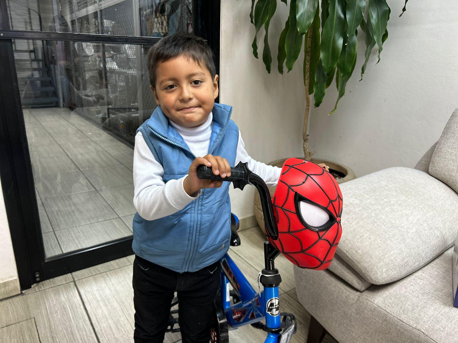 $!‘Sé un Rey Mago’ sigue sorprendiendo a niños de Mazatlán