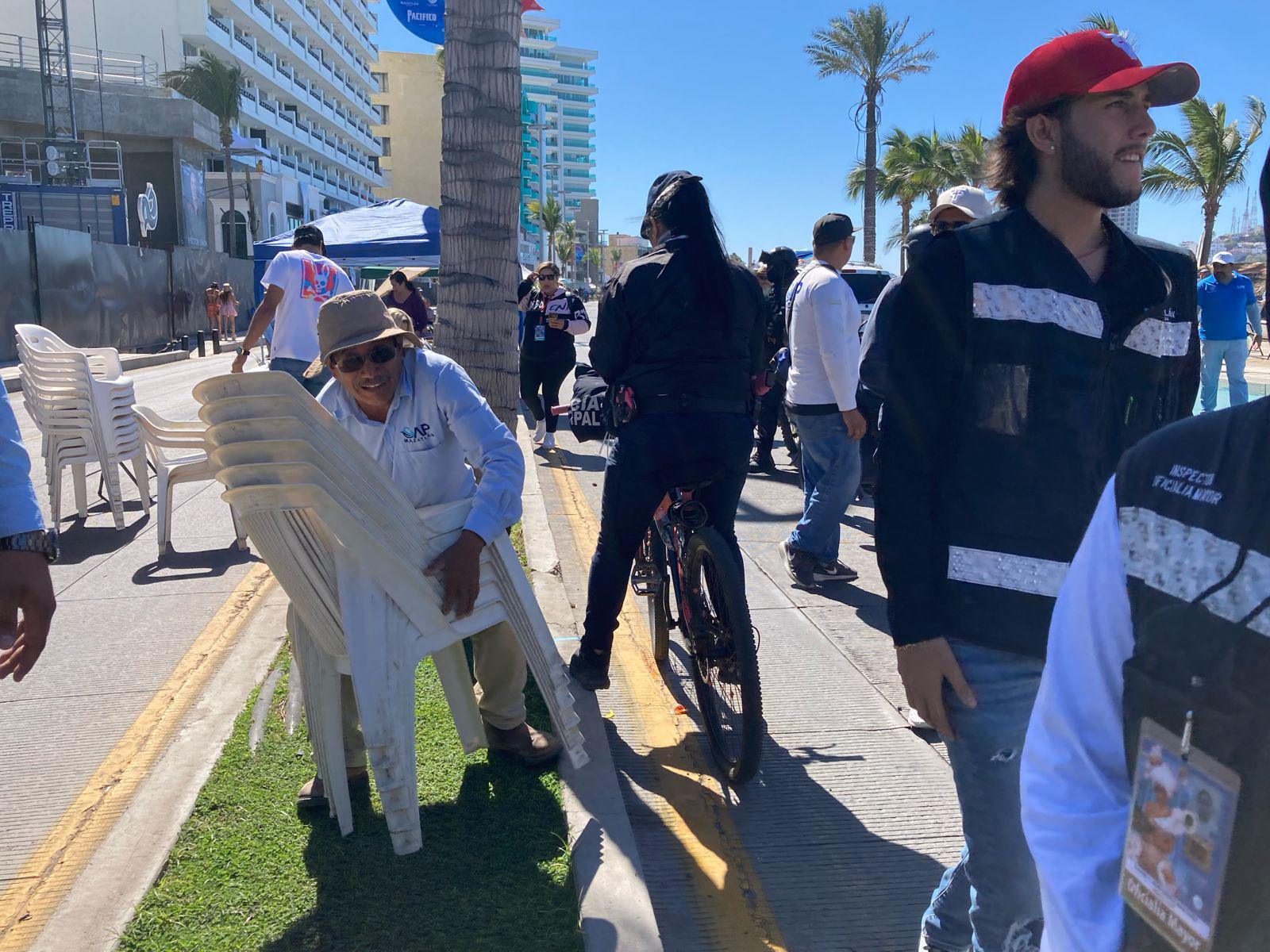 $!Decomisa Oficialía Mayor sillas en el malecón para evitar que sean rentadas