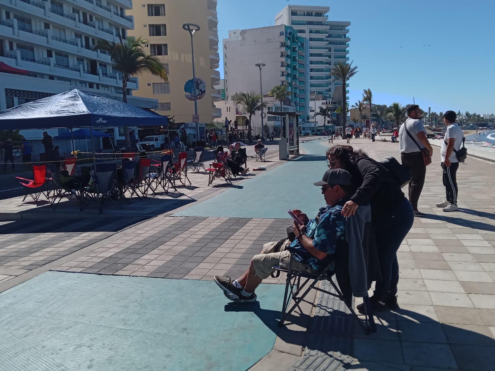 $!Cierran el malecón y colocan cientos de sillas para presenciar el primer desfile del Carnaval de Mazatlán