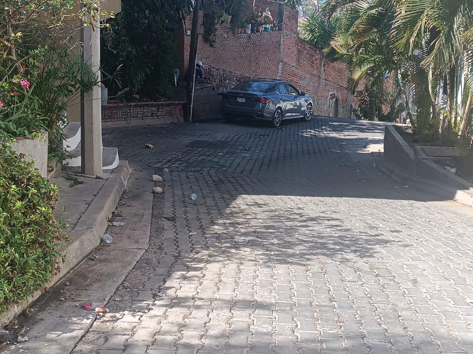 $!Denuncian vecinos malos olores y derrame de aguas negras constantes en el Cerro del Vigía, en Mazatlán