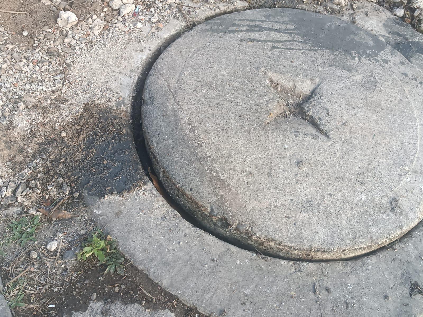 $!Denuncian vecinos malos olores y derrame de aguas negras constantes en el Cerro del Vigía, en Mazatlán