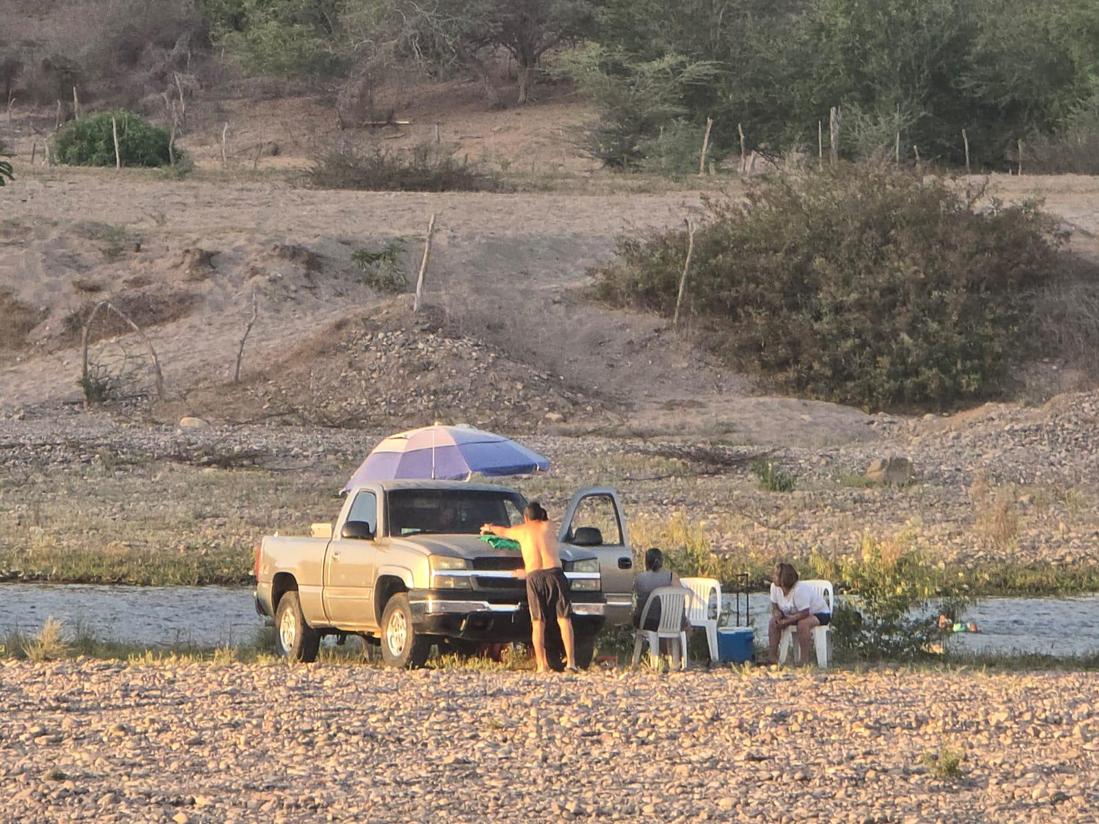 $!Familias mitigan el calor y disfrutan del esparcimiento en el río Baluarte de Rosario