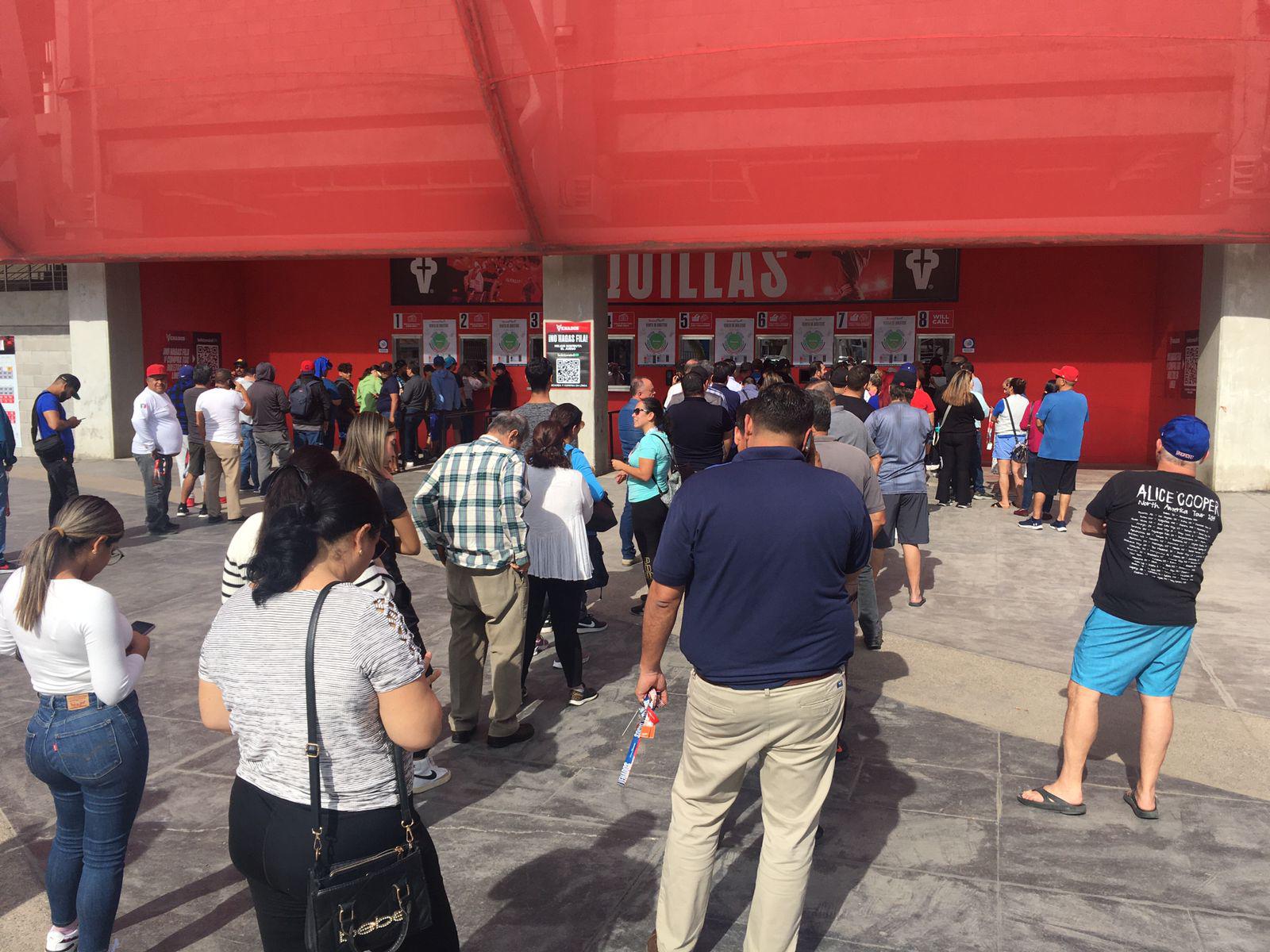 $!Aficionados acuden temprano a taquilla del Teodoro Mariscal en busca de boletos para las semifinales