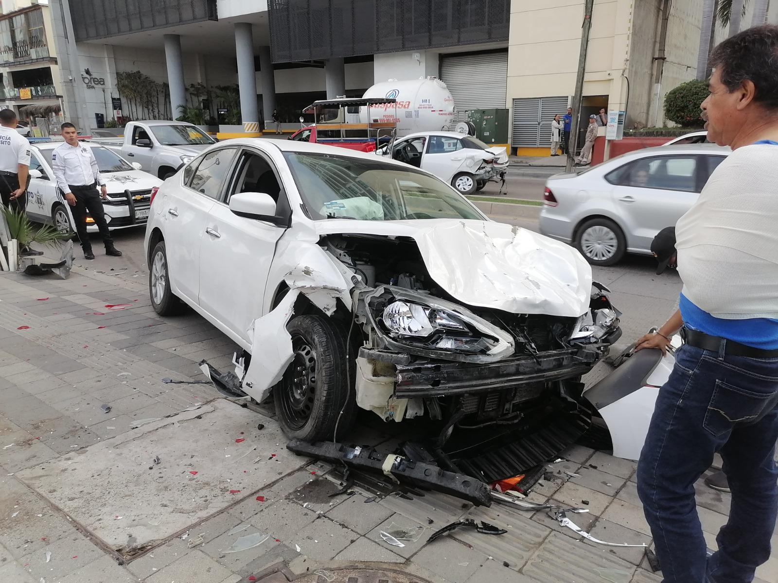 $!Automovilista genera carambola en la Zona Dorada de Mazatlán