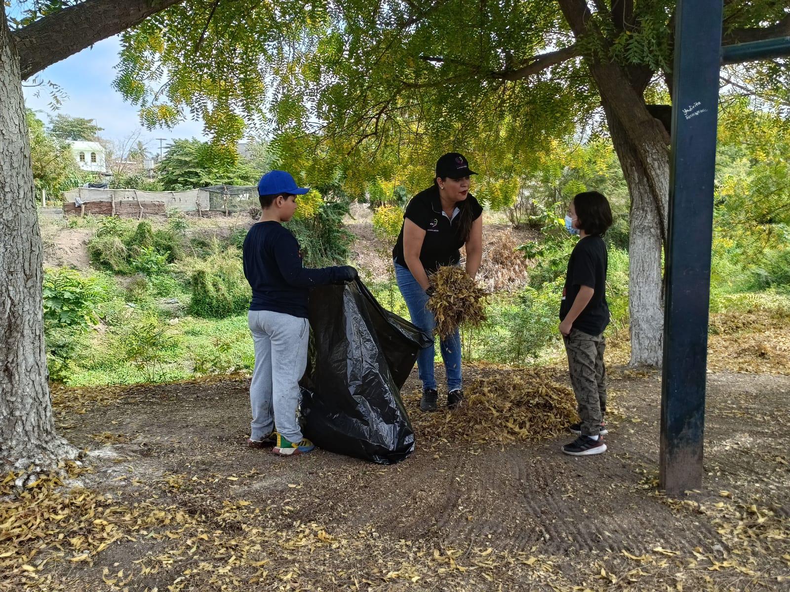 $!Realizan brigada de limpieza y conservación en el arroyo Juana Gómez de Escuinapa