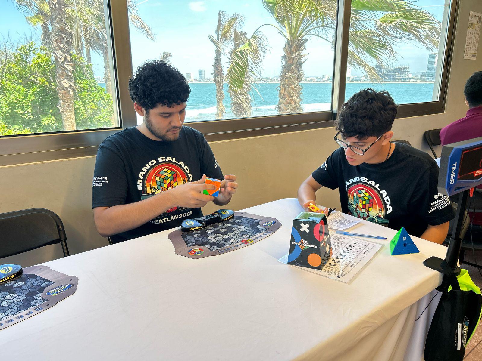 $!Exhiben su destreza en el primer torneo de cubo Rubik en Mazatlán