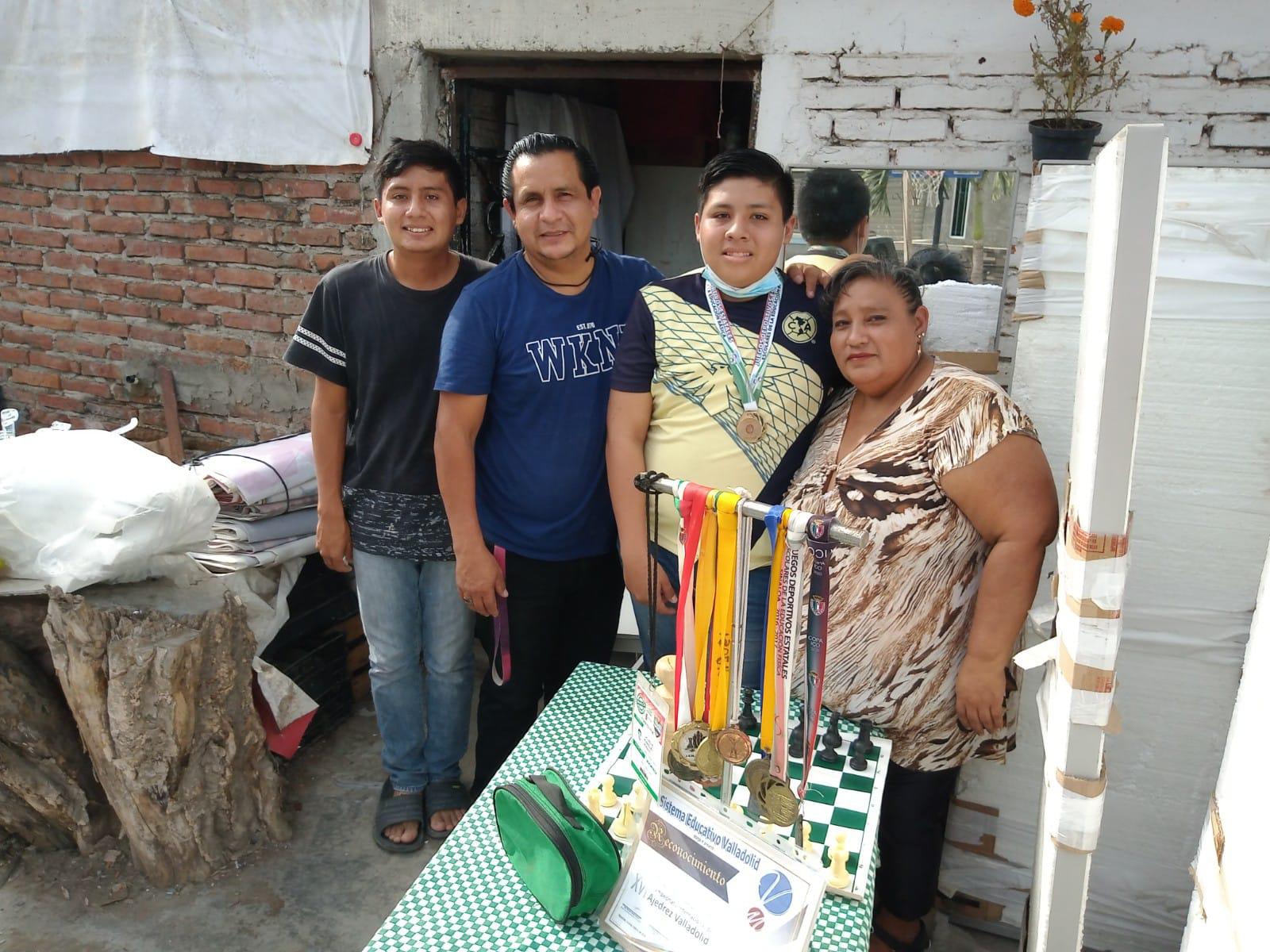 $!¿Le sabes al ajedrez? En Mazatlán, Luis te reta a ganarle una partida en el tianguis de la Juárez