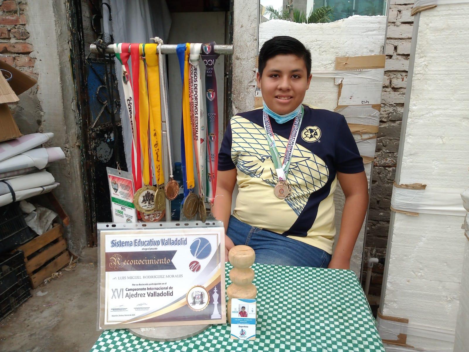 $!¿Le sabes al ajedrez? En Mazatlán, Luis te reta a ganarle una partida en el tianguis de la Juárez