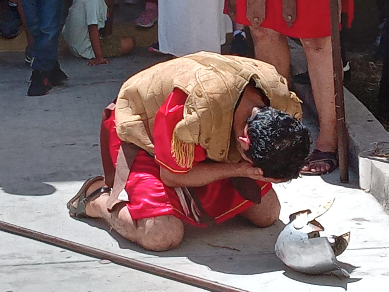 $!Mazatlecos y turistas atestiguan el Viacrucis Viviente en calles del Centro de puerto