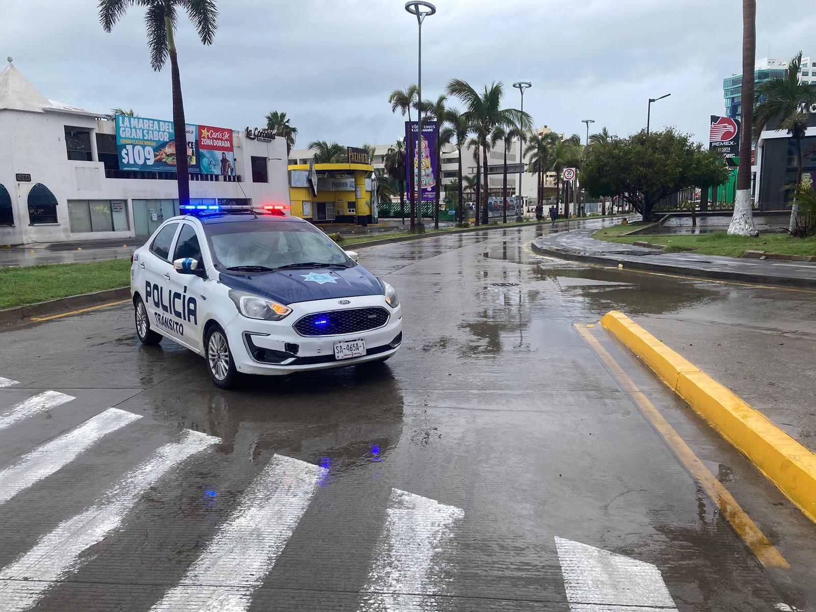 $!Cierran vialidades en Mazatlán debido a las lluvias