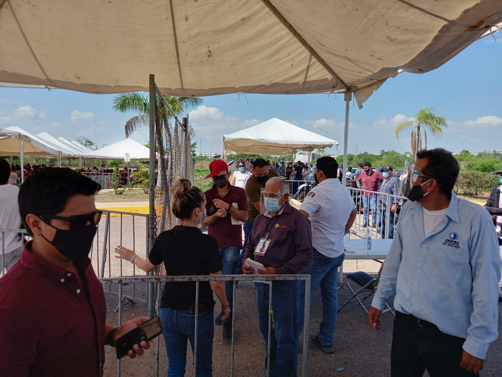 $!Jóvenes de 30 a 39 años acuden a vacunarse por segundo día en Culiacán