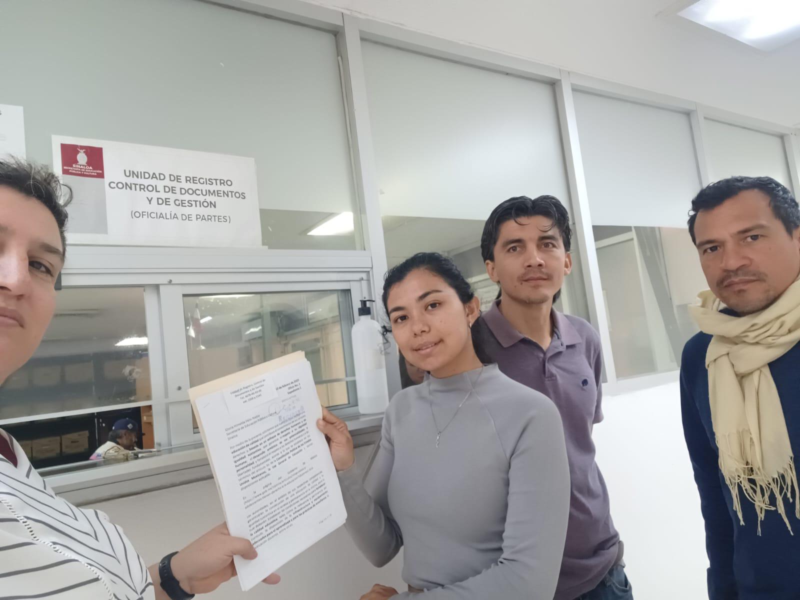 $!Madres de la primaria Roberto Hernández, en Culiacán, se manifiestan en SEPyC por corte de luz