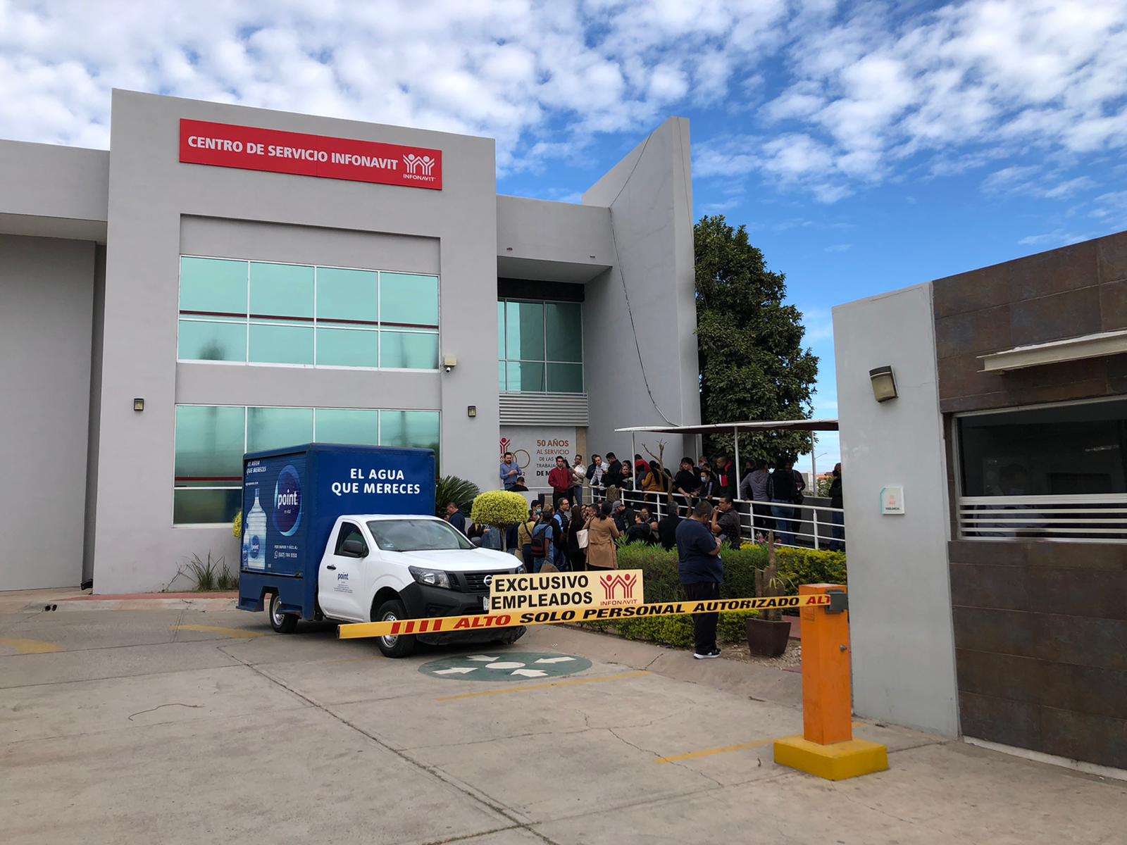 $!Saturación del sistema Infonavit aglomera a usuarios en Culiacán