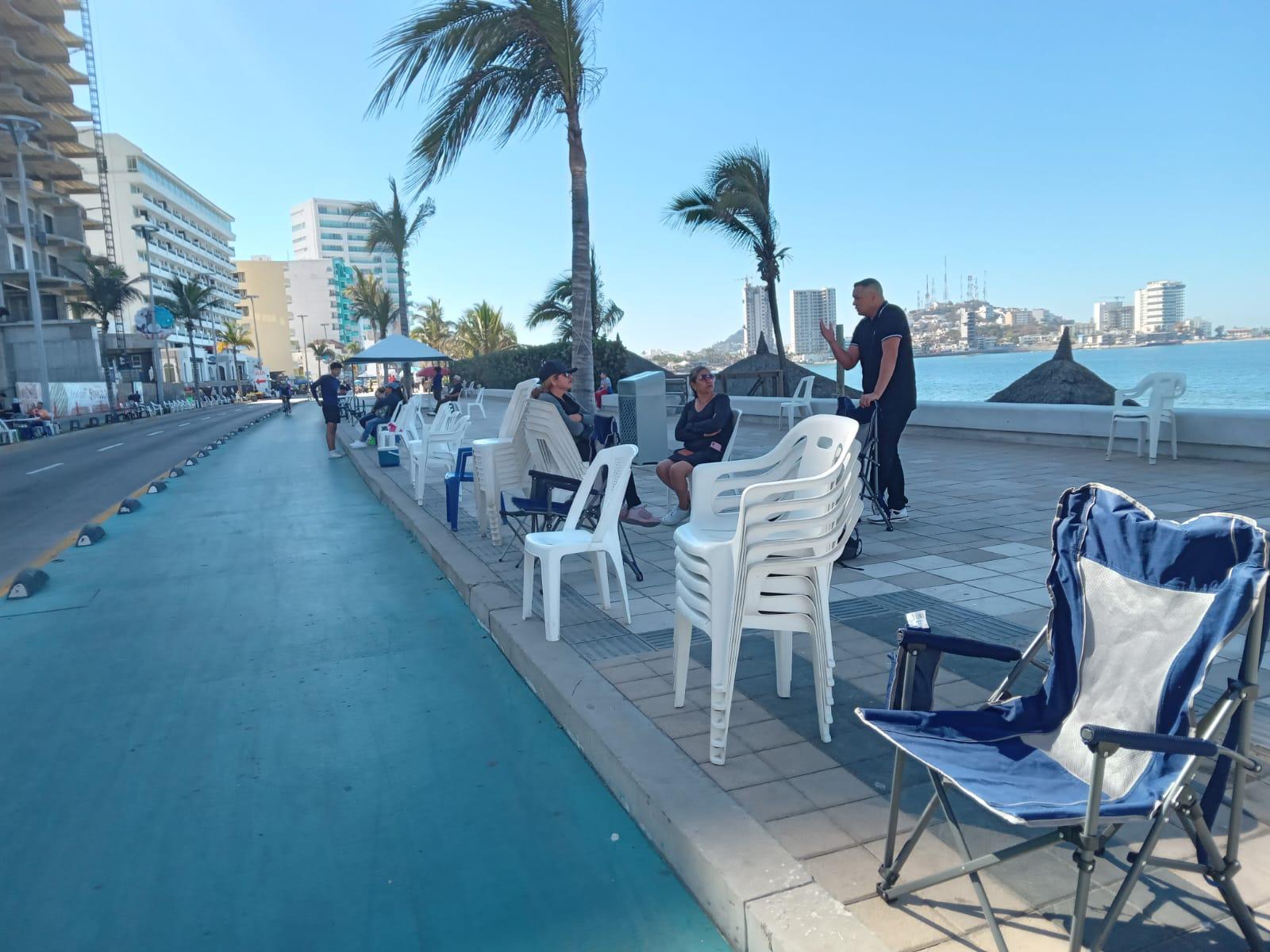 $!Cierran el malecón y colocan cientos de sillas para presenciar el primer desfile del Carnaval de Mazatlán
