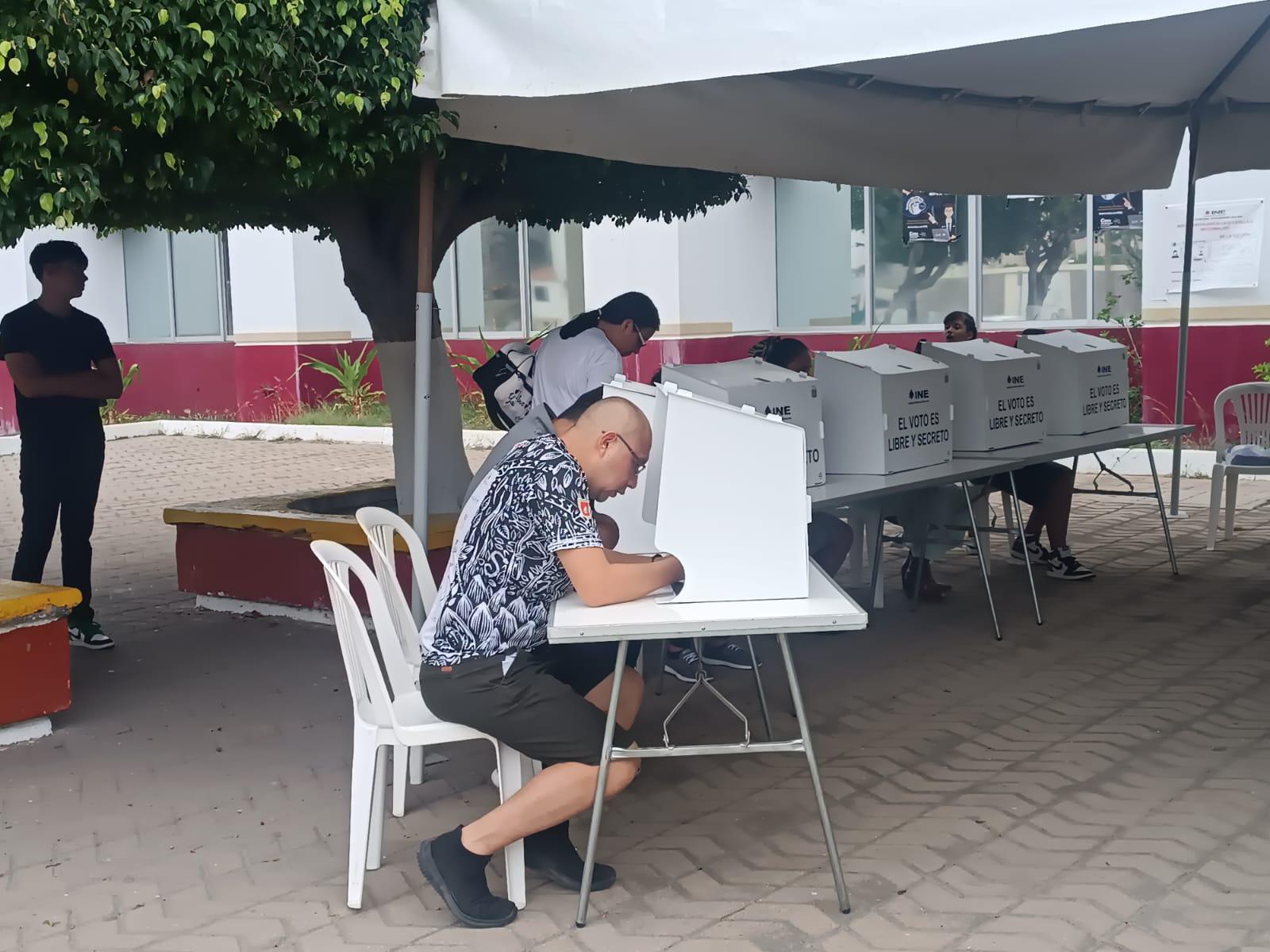 $!Tras retraso, casilla especial en Mazatlán registra afluencia de votantes