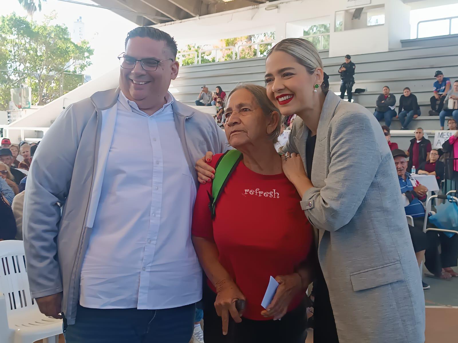 $!Reciben adultos mayores y madres solteras apoyos económicos, en Mazatlán