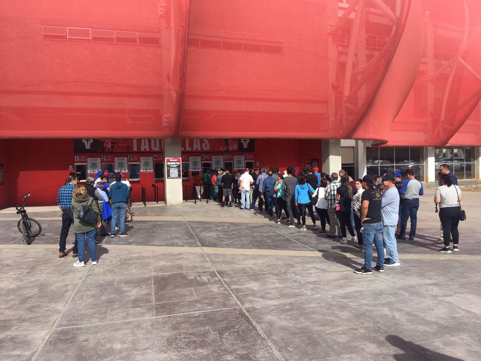 $!Aficionados acuden temprano a taquilla del Teodoro Mariscal en busca de boletos para las semifinales