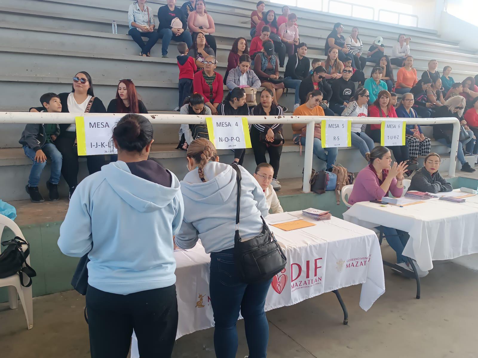 $!Reciben adultos mayores y madres solteras apoyos económicos, en Mazatlán