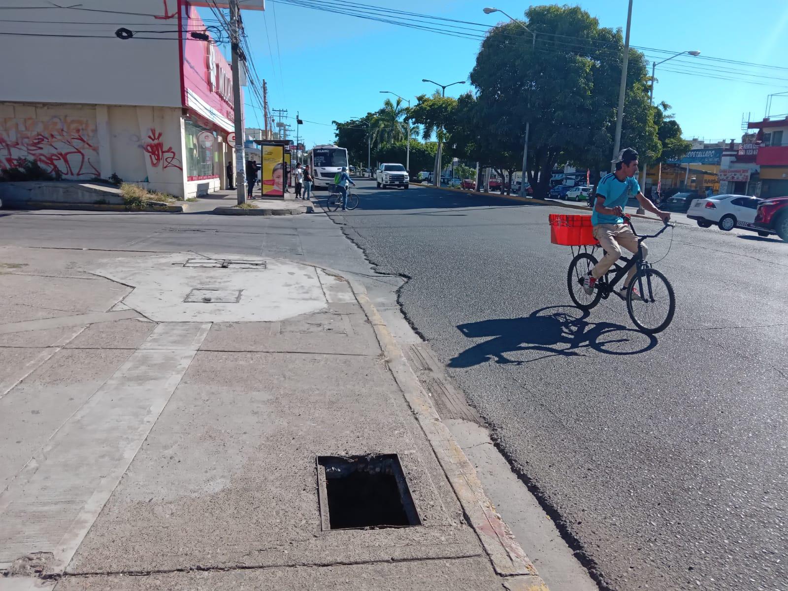 $!Tenga cuidado con este registro sin tapadera y con una varilla levantada en la esquina.