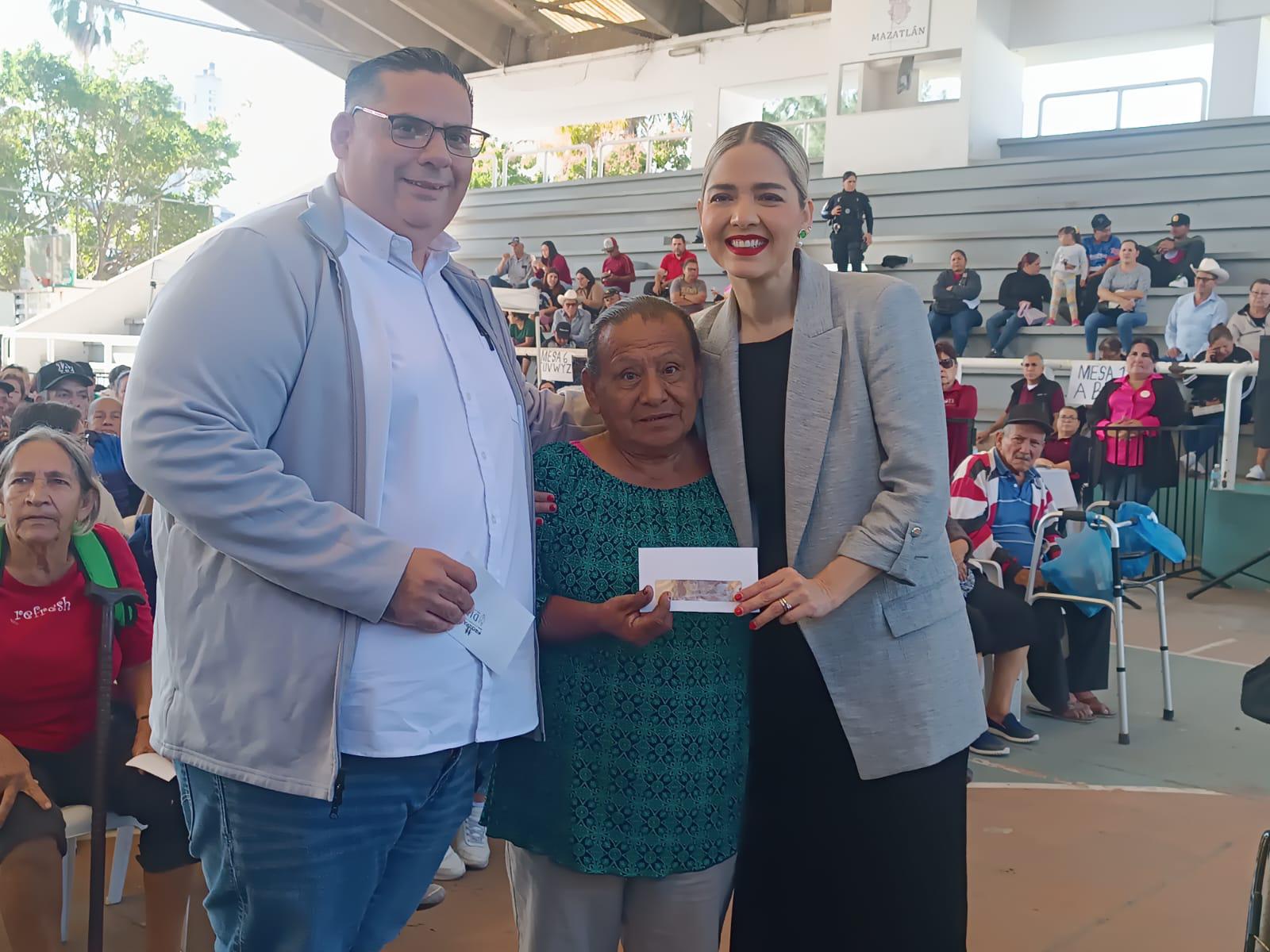 $!Reciben adultos mayores y madres solteras apoyos económicos, en Mazatlán