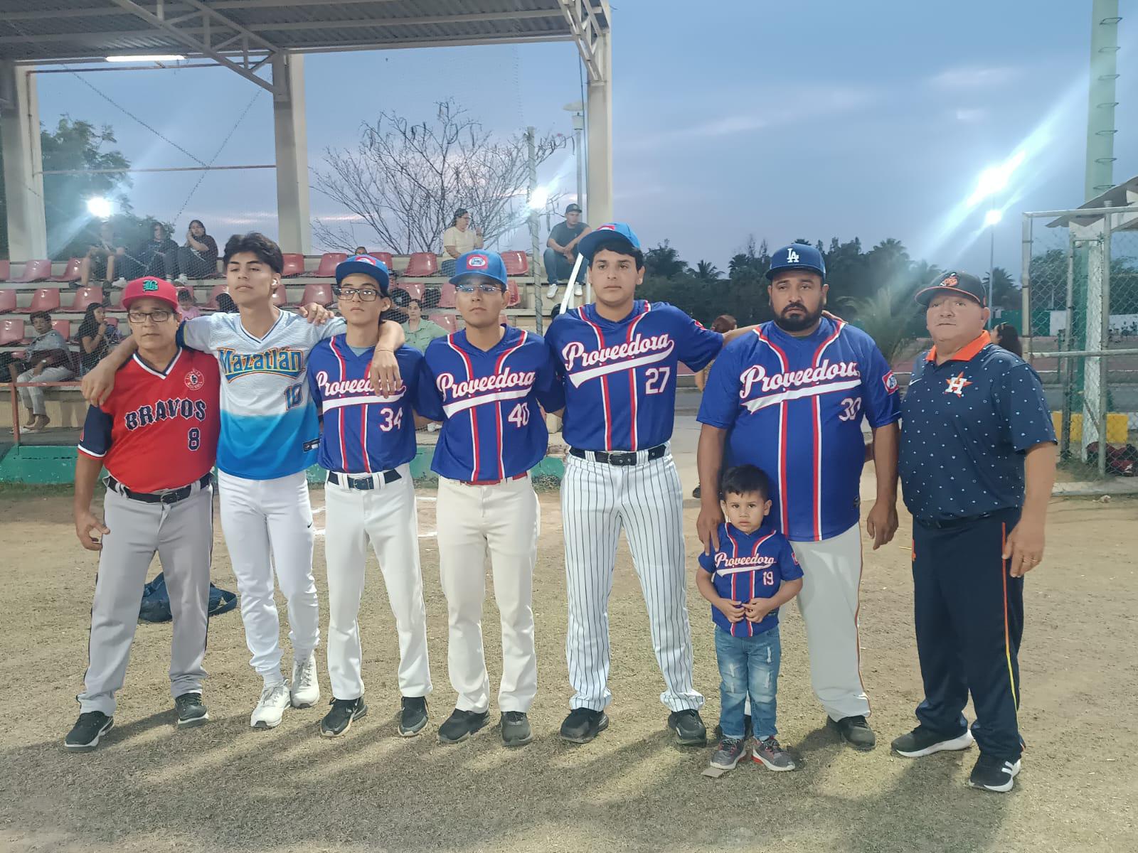 $!Con homenaje a Marcos Antonio Carvajal Betancourt, inauguran la Liga de Beisbol de Primera Fuerza Nocturna Imdem