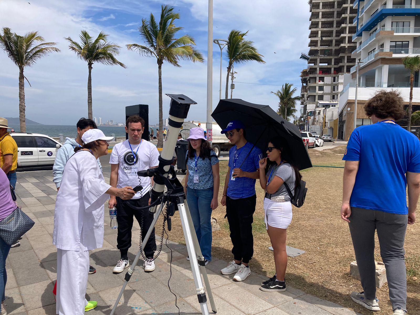$!Capacitan a voluntarios de la Samaz para guiar la observación del eclipse de sol en Mazatlán
