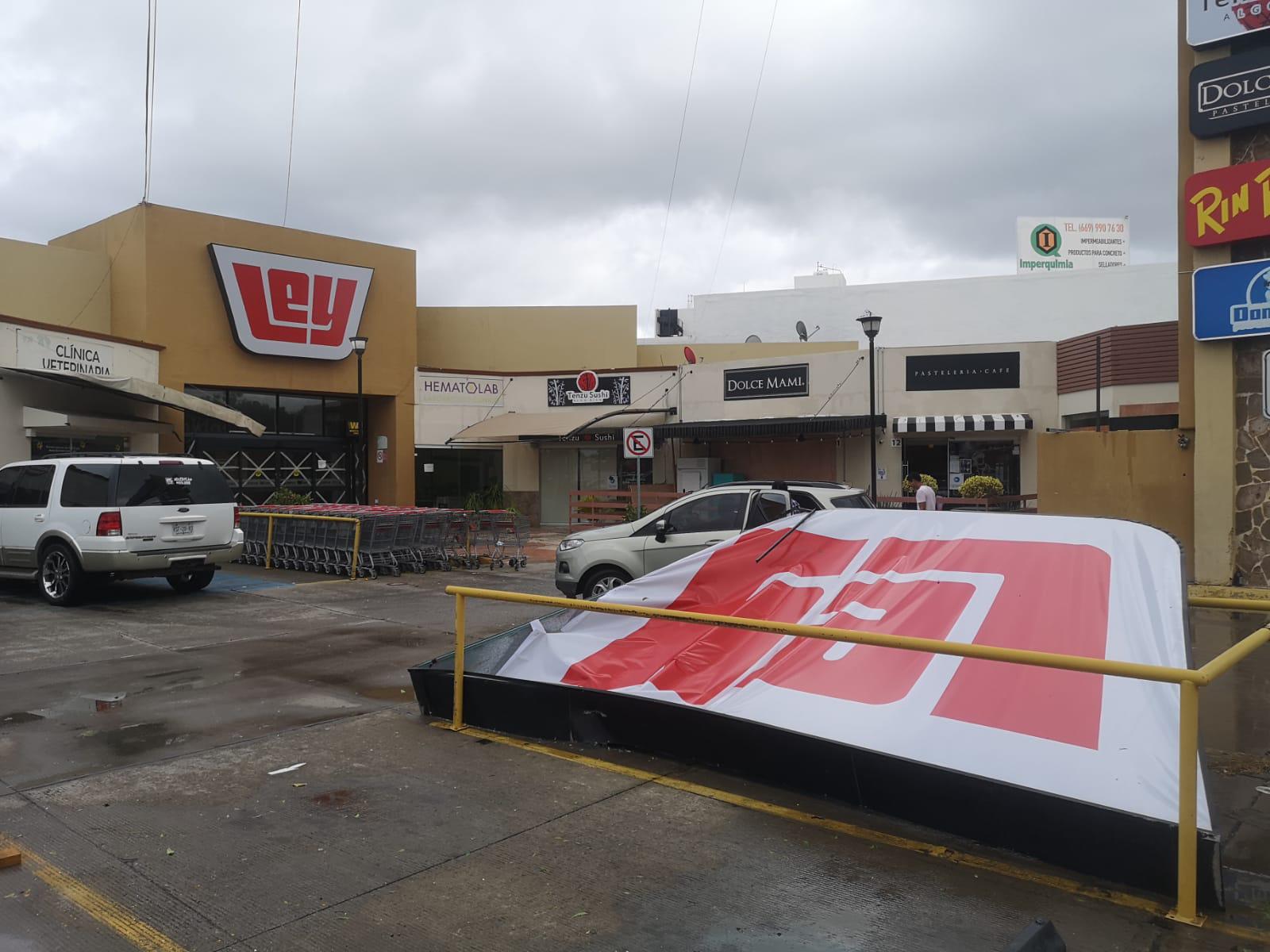 $!A su paso por el sur de Sinaloa, el huracán Pamela sacude a Mazatlán