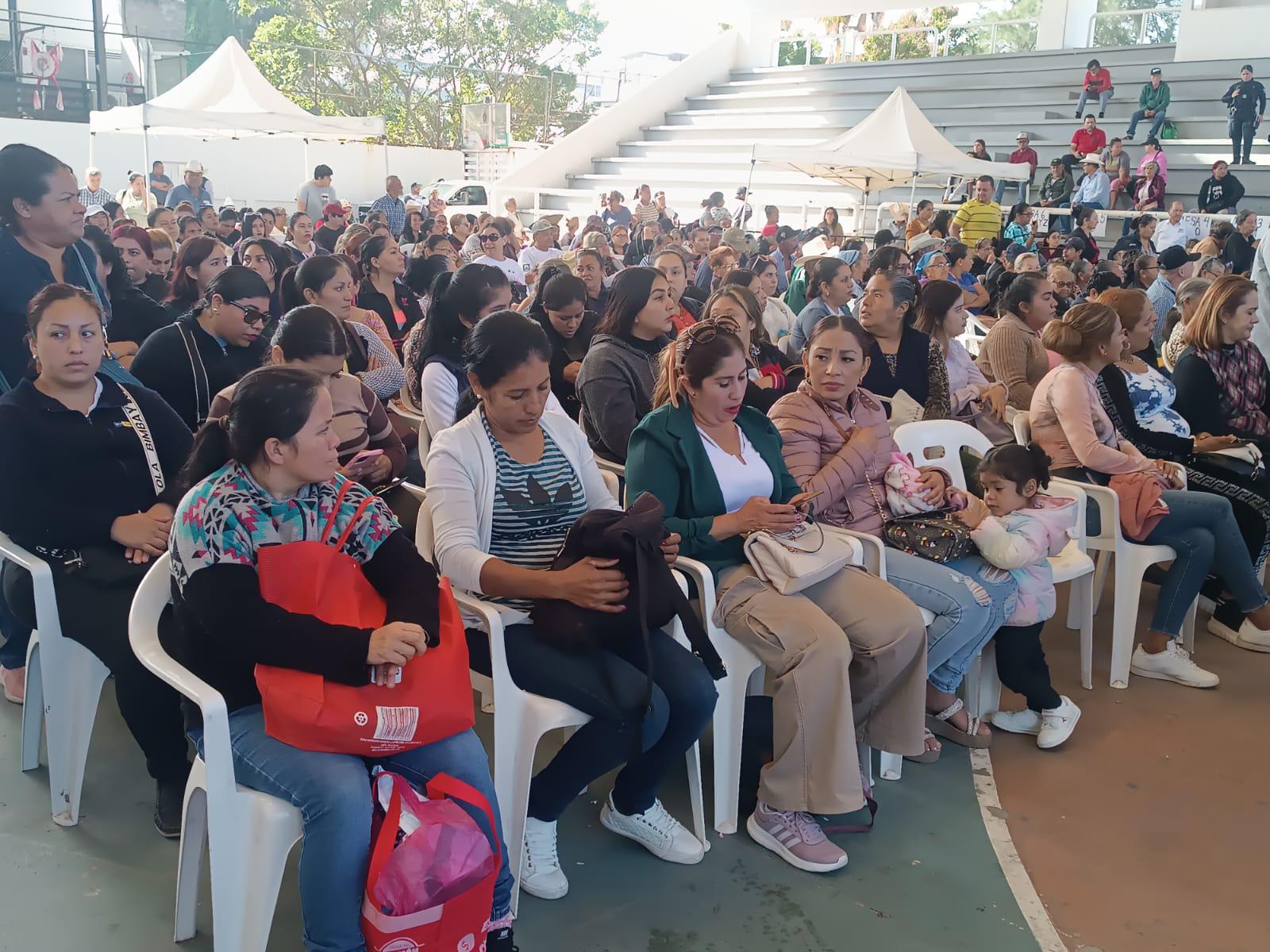 $!Reciben adultos mayores y madres solteras apoyos económicos, en Mazatlán