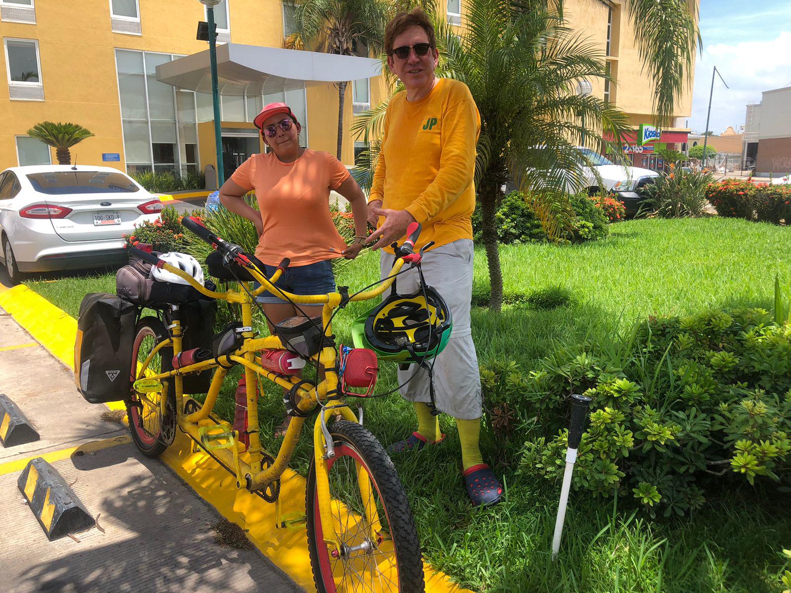 $!Viven su aventura por todo el País sobre su bicicleta tándem