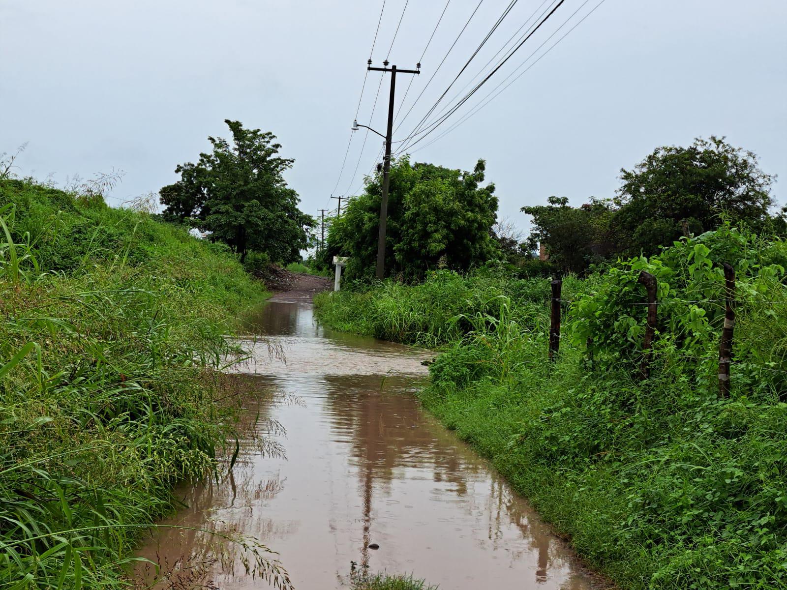 $!Lluvias elevan cauce de arroyos en Escuinapa; Protección Civil descarta riesgo de inundación