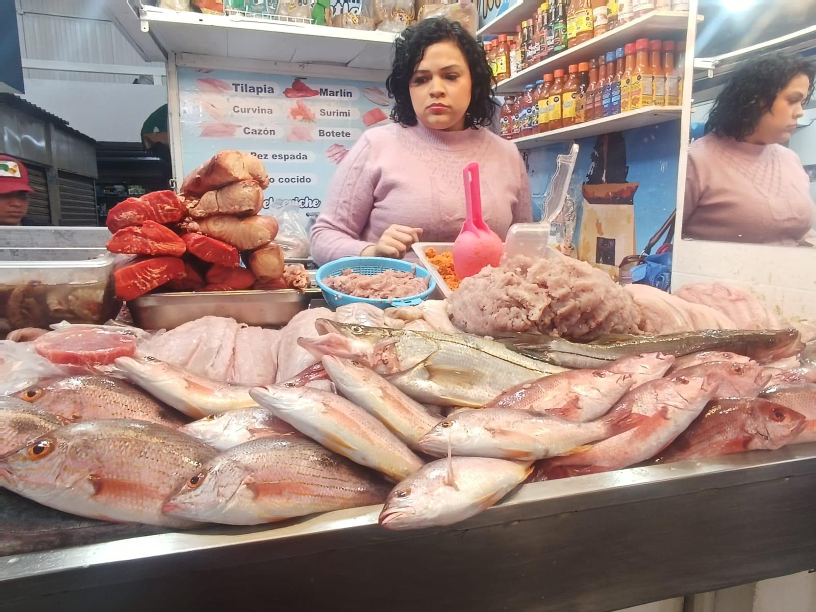$!Venta de pescado repunta en el mercado de la Juárez, en Mazatlán, por la Cuaresma