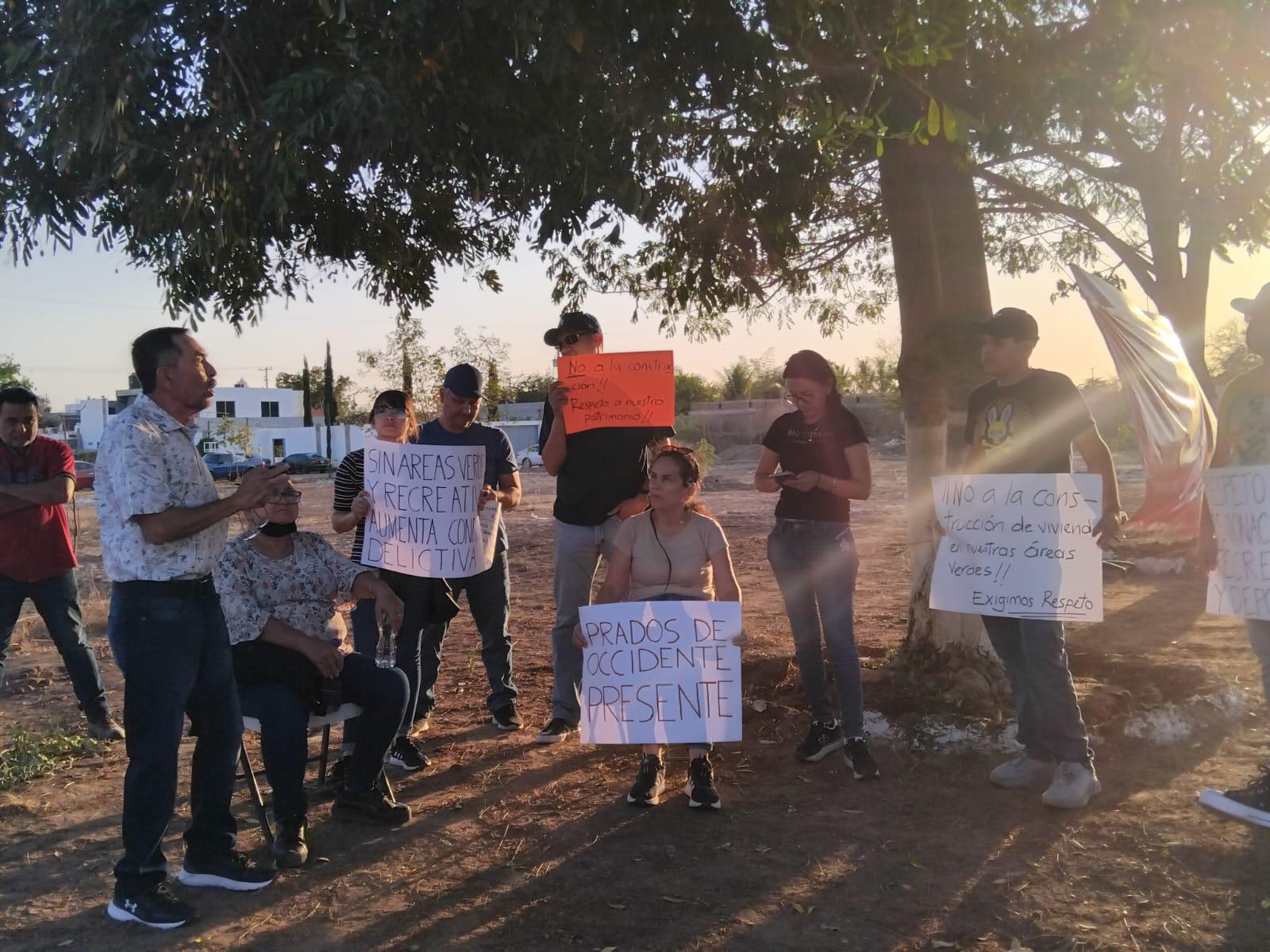 $!Acusan que Gobierno de Culiacán busca dejar sin áreas verdes a fraccionamientos por programa de construcción de viviendas
