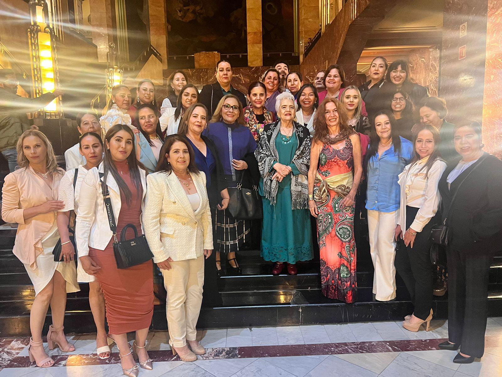 $!Familiares y amigos, entre profesores y artistas locales, se presentaron en Bellas Artes parra brindar su apoyo a la maestra de danza Alicia Montaño Villalobos.