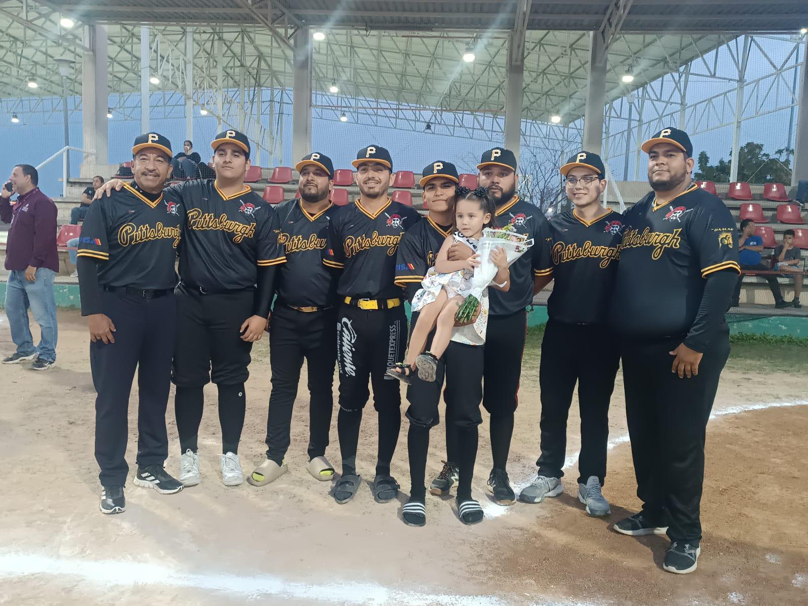 $!Con homenaje a Marcos Antonio Carvajal Betancourt, inauguran la Liga de Beisbol de Primera Fuerza Nocturna Imdem