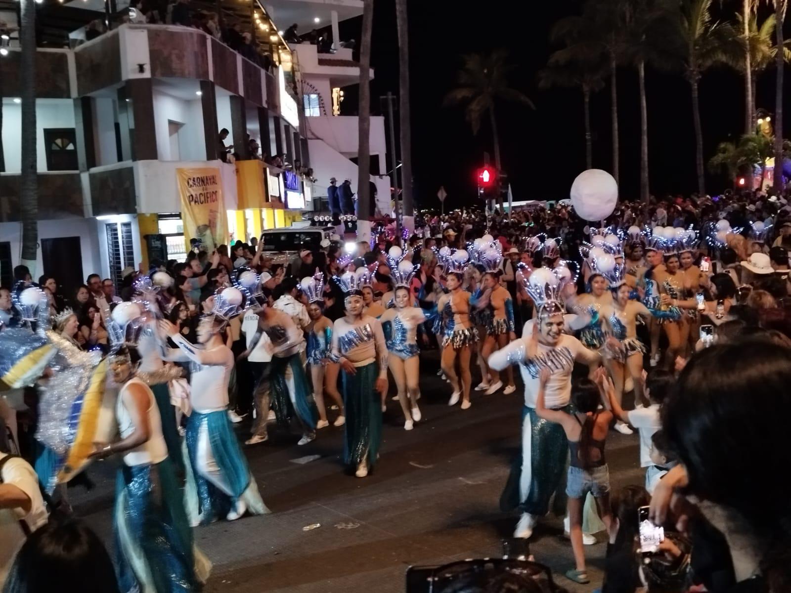 $!Miles de personas viven el primer desfile del Carnaval de Mazatlán 2025, hasta el final
