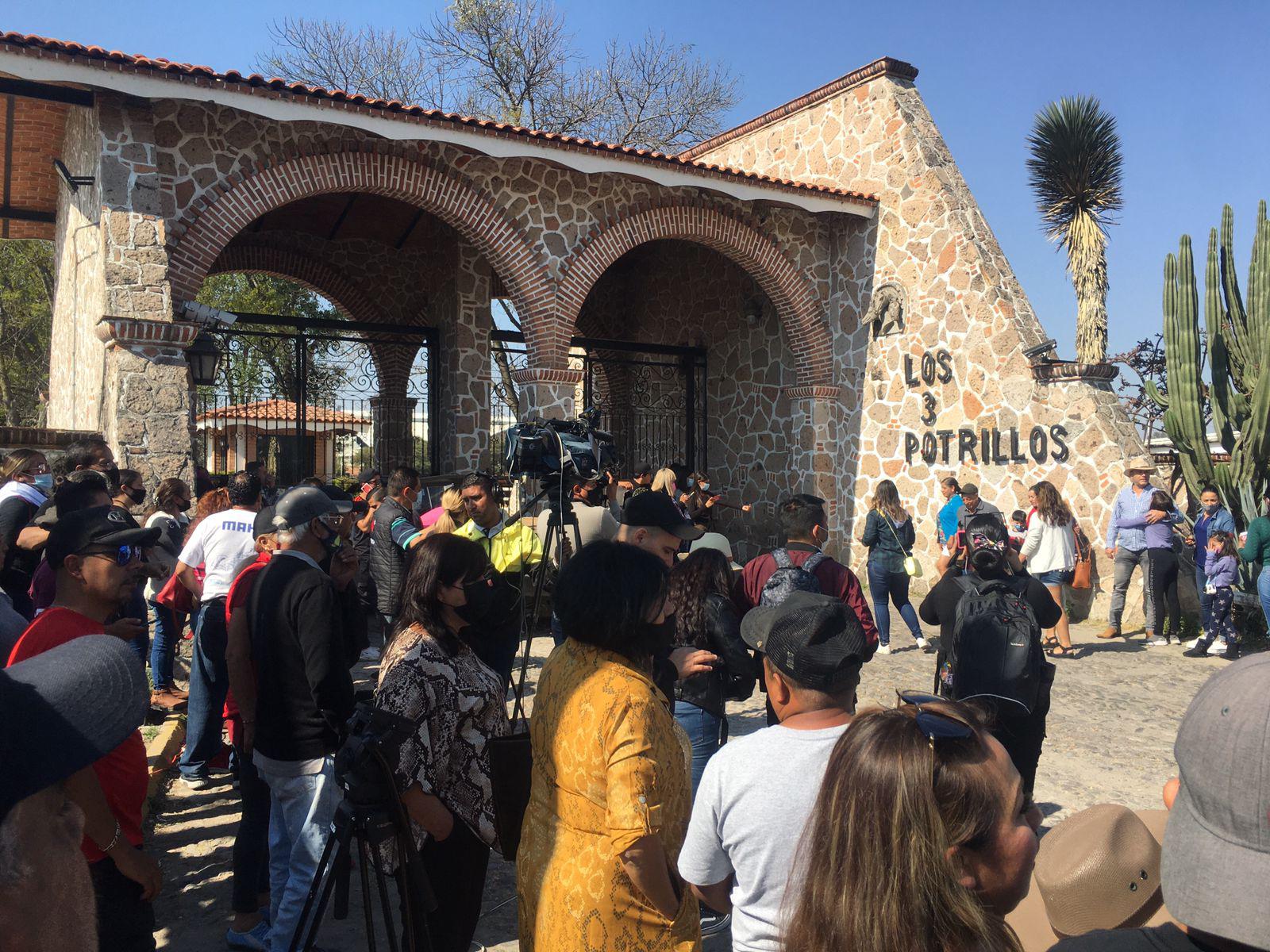$!Seguidores del artista se reúnen en el rancho para despedirse de su ídolo.