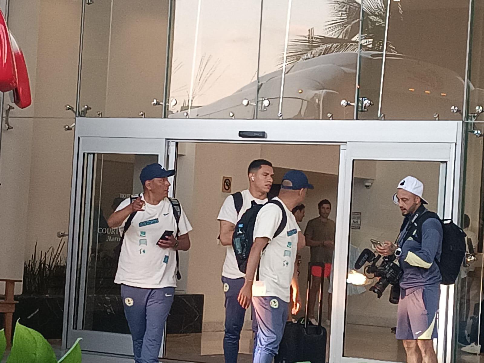 $!Entre escoltas de Guardia Nacional, el Club América arriba a Mazatlán