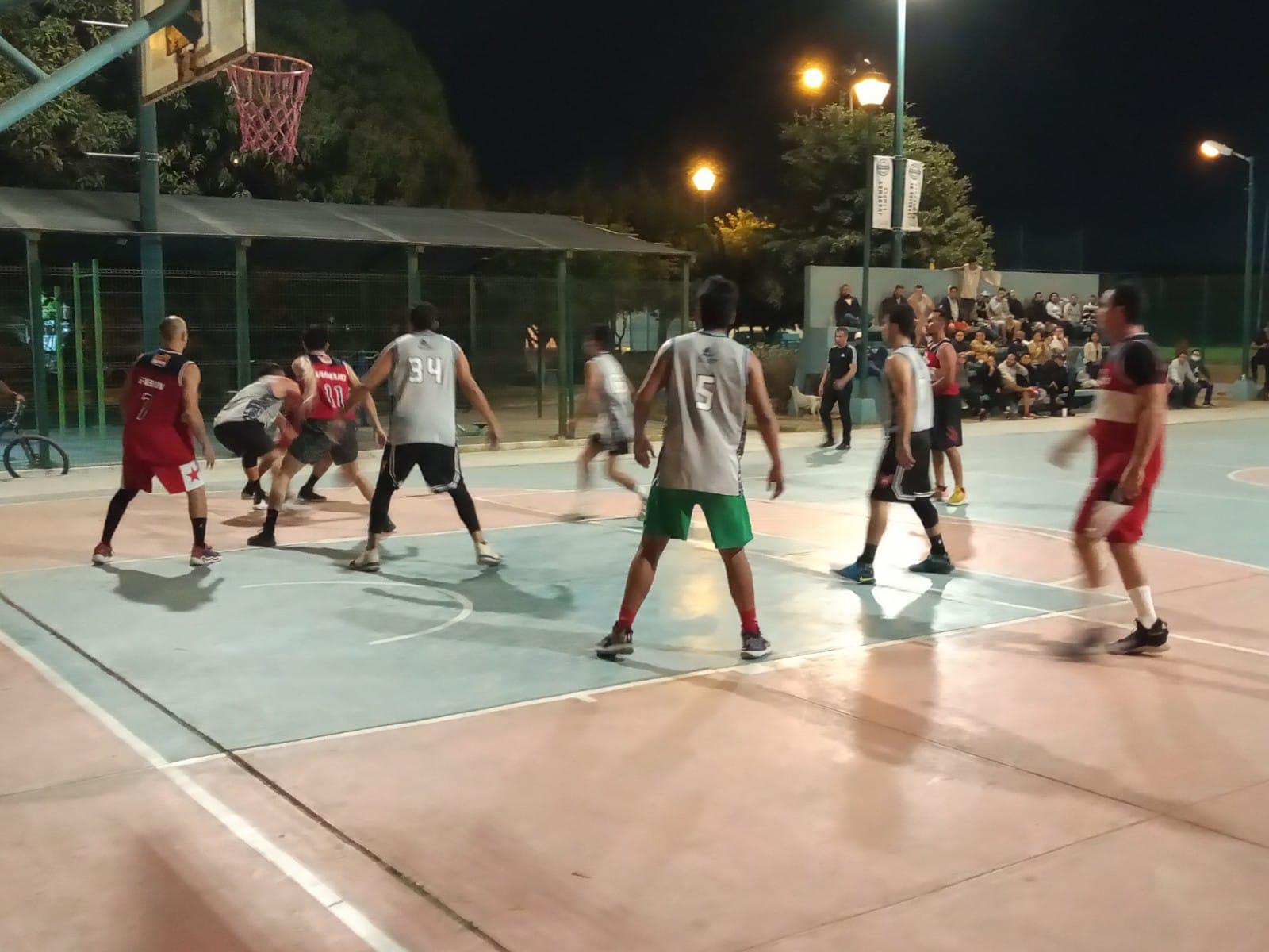$!Restaurante El Velero rompe la hegemonía en el Baloncesto Burócrata