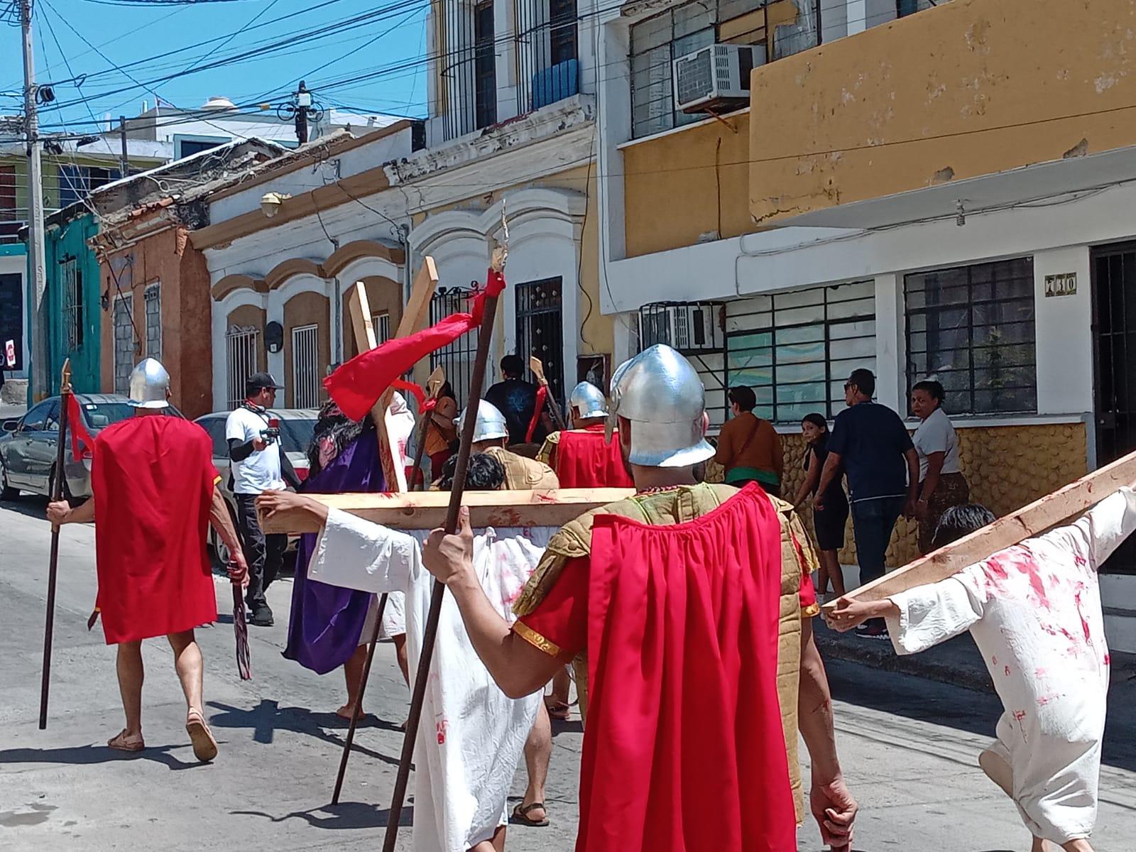 $!Mazatlecos y turistas atestiguan el Viacrucis Viviente en calles del Centro de puerto
