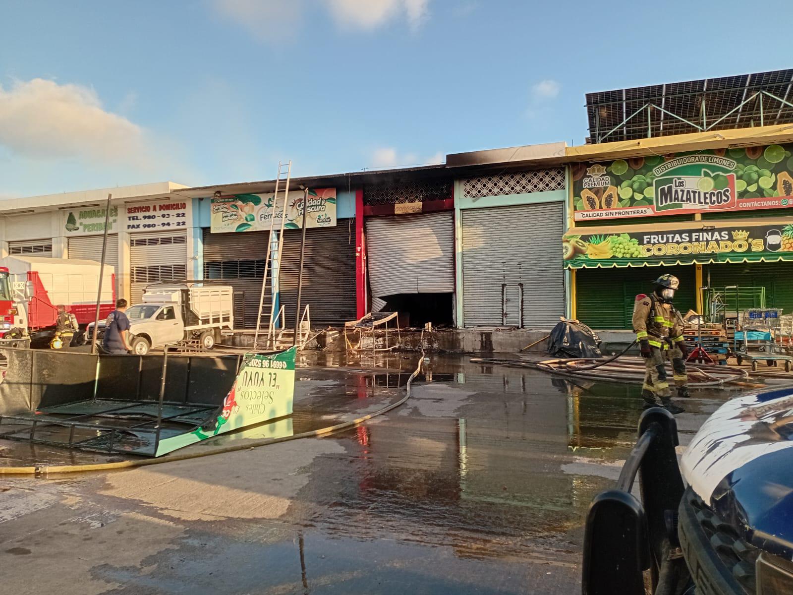 $!Incendio de bodega en Central de Abastos moviliza a cuerpos de bomberos en Mazatlán