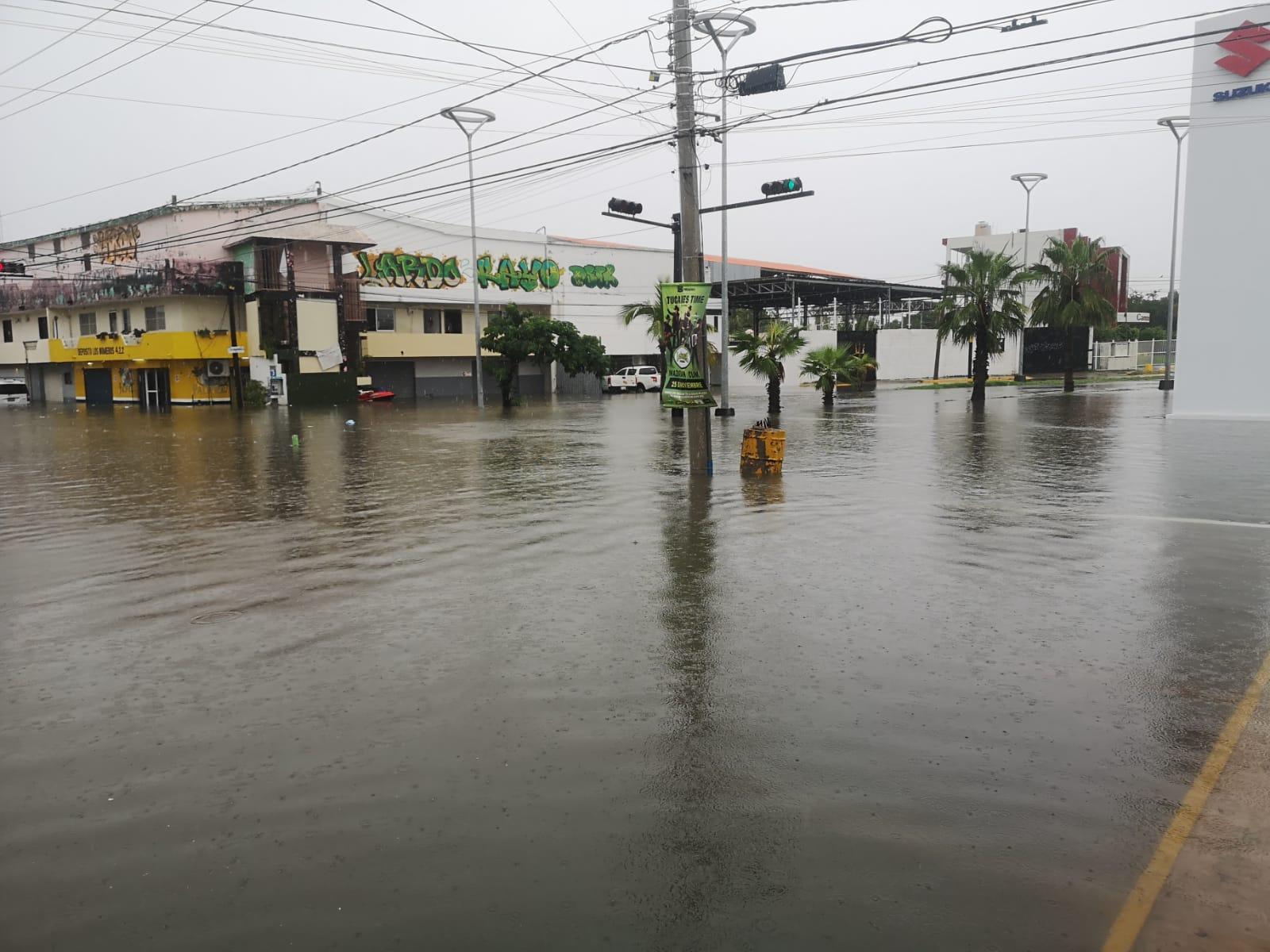 $!Cierran vialidades en Mazatlán debido a las lluvias