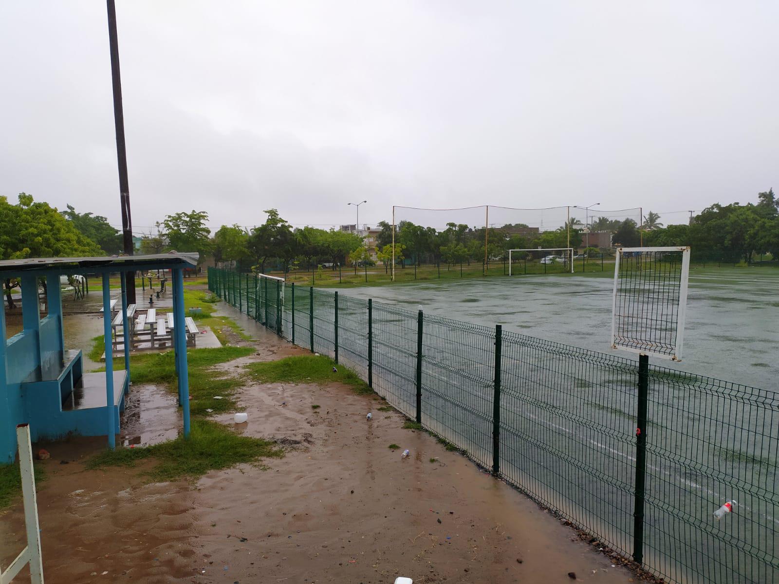 $!‘Nora’ provoca inundaciones en espacios deportivos de Mazatlán